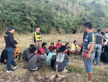 กาญจนบุรี  ตร.ทล.ไล่ระทึกกระบะขนต่างด้าวหนีเข้าไร่อ้อยต้องเปิดลำโพงเรียกให้ออกมา