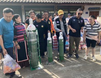 เชียงใหม่   สื่อร่วมเอกชนมอบผ้าห่มอุปกรณ์ทางแพทย์อุปกรณ์กีฬาชายแดน