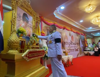 สมุทรปราการ   พระบาทสมเด็จพระเจ้าอยู่หัว ทรงพระกรุณาโปรดเกล้าฯ พระราชทานผ้าไตร