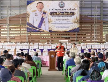 สุพรรณบุรี  พ่อเมืองสุพรรณนำส่วนราชการผู้บริหารท้องถิ่นมอบถุงยังชีพให้กำลังใจแก่ผู้ประสบอุทกภัย